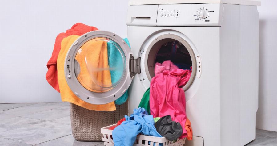Υπάρχει σε κάθε πλυντήριο, αλλά οι νοικοκυρές δεν το γνωρίζουν: Το «μυστικό» κουμπί για να μυρίζουν πάντα φρεσκάδα τα ρούχα