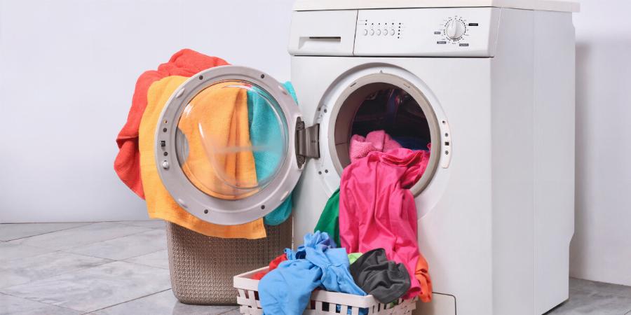 Υπάρχει σε κάθε πλυντήριο, αλλά οι νοικοκυρές δεν το γνωρίζουν: Το «μυστικό» κουμπί για να μυρίζουν πάντα φρεσκάδα τα ρούχα
