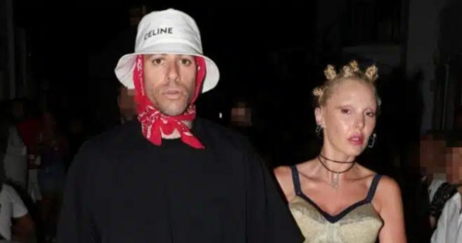 Τάμτα – Πάρις Κασιδόκωστας: Μαγνήτισαν τα βλέμματα με την εμφάνισή τους στα στενά της Μυκόνου – Βίντεο