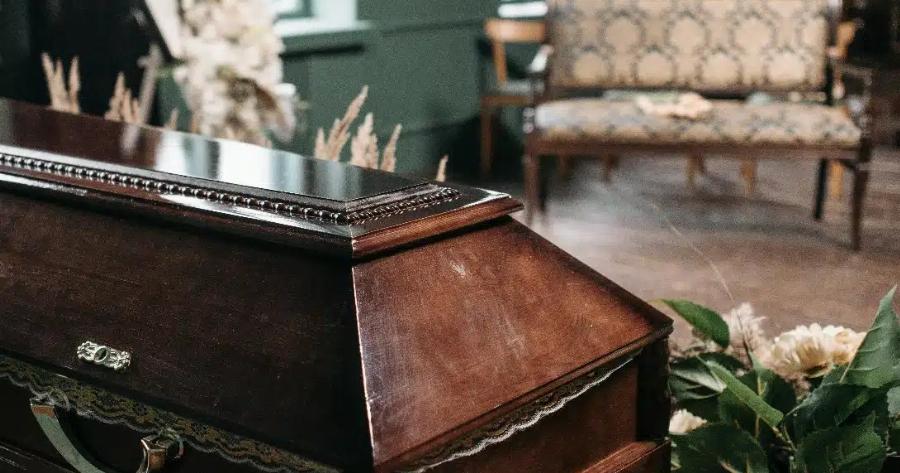 Χαμός σε κηδεία όταν ο νεκρός άνοιξε τα μάτια: Έτρεχαν πανικόβλητοι οι συγγενείς