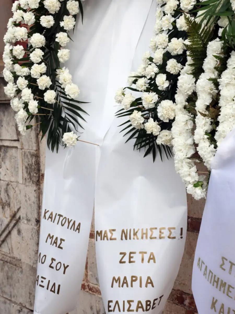 Κηδεία Καίτης Κωνσταντίνου: «Σπάραξαν» όλοι με το στεφάνι που της έστειλαν οι φίλες της – Με 2 λέξεις έκαναν όλη την εκκλησία… να κλαίει