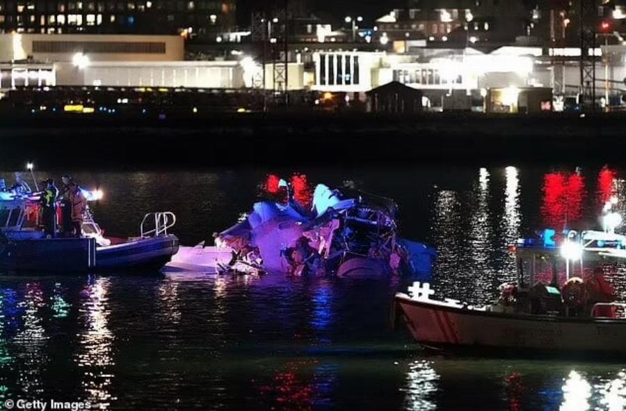 Αεροπλάνο με 64 επιβαίνοντες συγκρούστηκε με ελικόπτερο του Στρατού – Τουλάχιστον 18 νεκροί