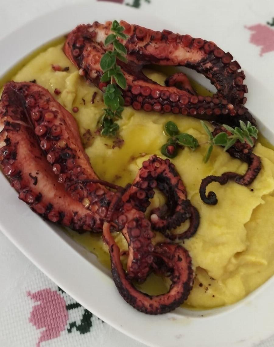 Χταπόδι στα κάρβουνα με κρεμώδη φάβα – Το απόλυτο νηστίσιμο πιάτο