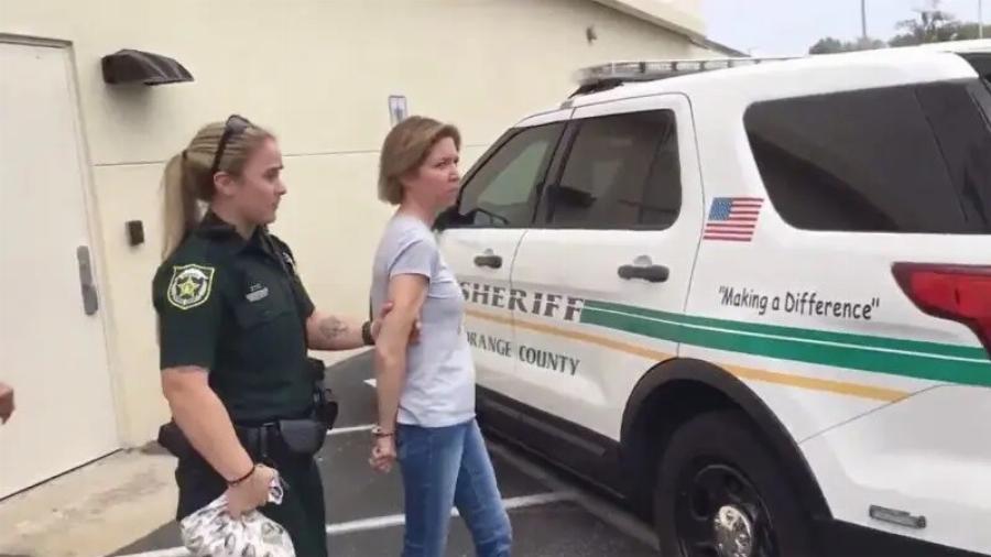 Nεκρoς μέσα στη βαλίτσα: 42χρονη έβαλε τον σύντροφό της σε βαλίτσα, έκλεισε τα φερμουάρ μέχρι που πέθανε από ασφυξία