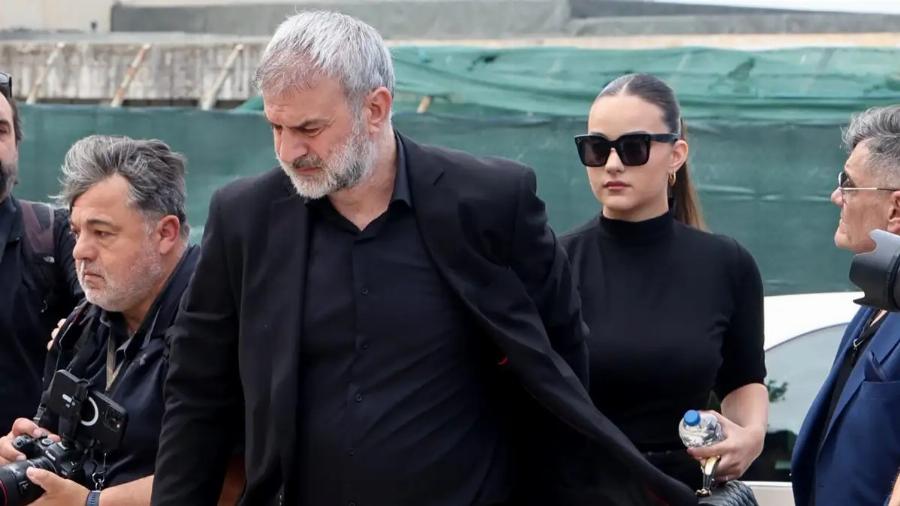 «Πάγωσε» το πανελλήνιο στην κηδεία της Μαστροκώστα: Η στιγμή που ο Τραϊανός Δέλλας φτάνει χέρι χέρι με την κόρη του
