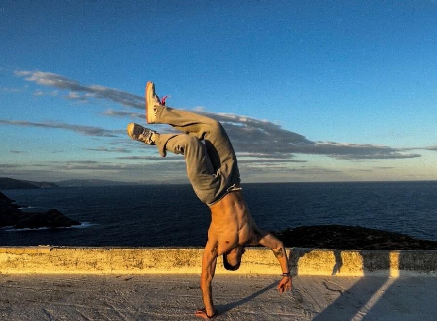 Γεμάτος τατουάζ, «τρίγωνος», 2 μέτρα: Ο Λάτσιος πήγε παραλία και όλοι τον πέρασαν για διάσημο μπασκετμπολίστα