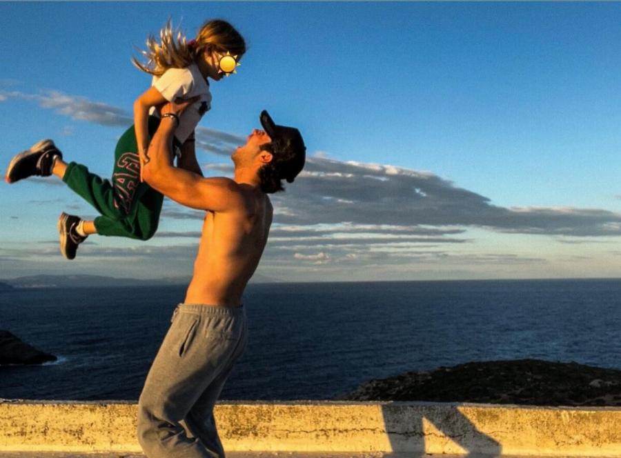 Γεμάτος τατουάζ, «τρίγωνος», 2 μέτρα: Ο Λάτσιος πήγε παραλία και όλοι τον πέρασαν για διάσημο μπασκετμπολίστα