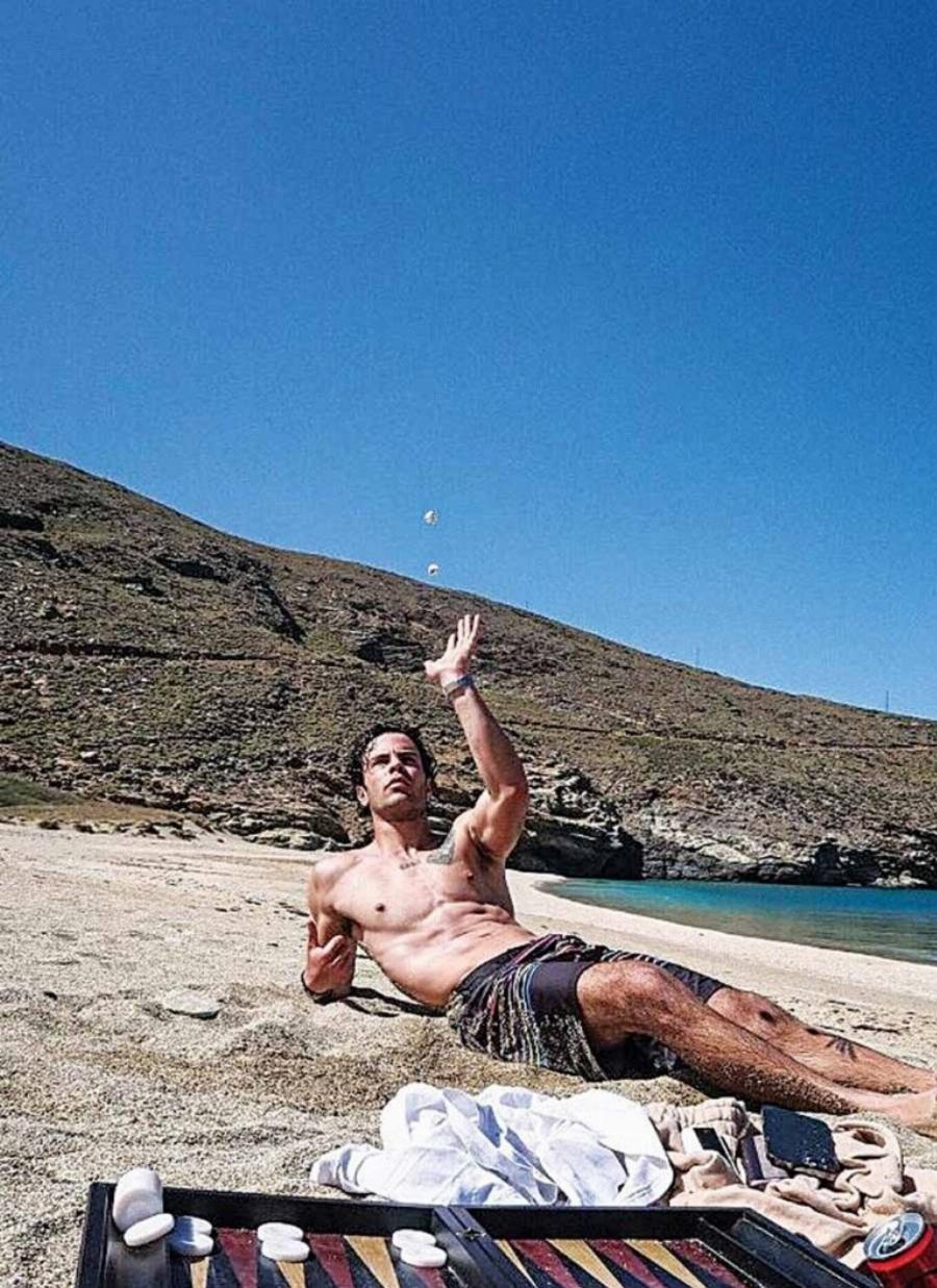 Γεμάτος τατουάζ, «τρίγωνος», 2 μέτρα: Ο Λάτσιος πήγε παραλία και όλοι τον πέρασαν για διάσημο μπασκετμπολίστα