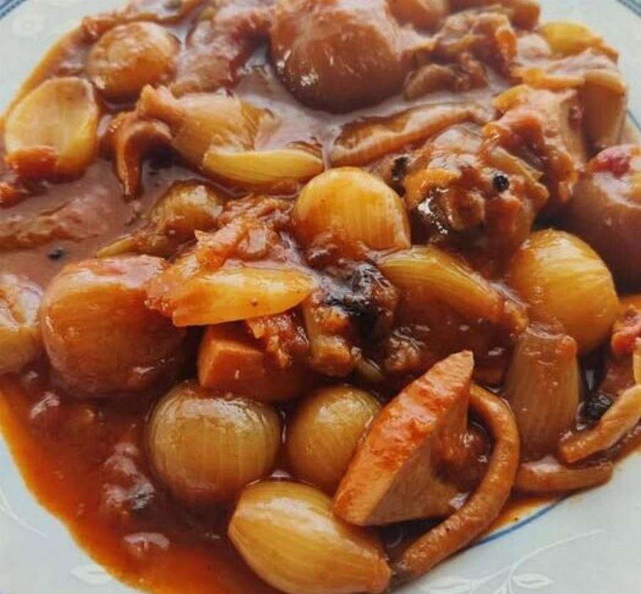 Σουπιές στιφάδο όπως της γιαγιάς – Το μυστικό που κάνει τη σάλτσα να “μελώνει” και να γλείφεις το πιάτο!