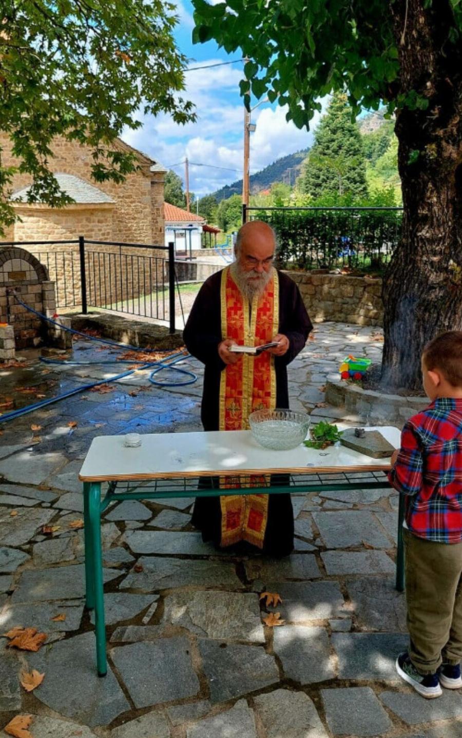 Αγιασμός με ένα παιδάκι σε χωριό των Αγράφων – Άνοιξε ξανά το σχολείο