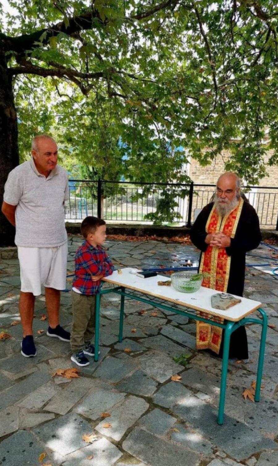 Αγιασμός με ένα παιδάκι σε χωριό των Αγράφων – Άνοιξε ξανά το σχολείο