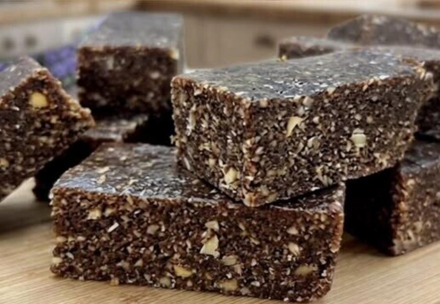 Για ένα ψηλότερο σίδερο… Πολύ υγιεινά και πεντανόστιμα κέικ με 3 υλικά, χωρίς ψήσιμο και χωρίς ζάχαρη (αγνό)!!