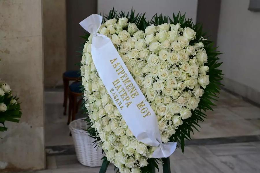 Λαϊκό προσκύνημα η σορός του Πλέσσα – Το στεφάνι της κόρης του που ξεχώρισε