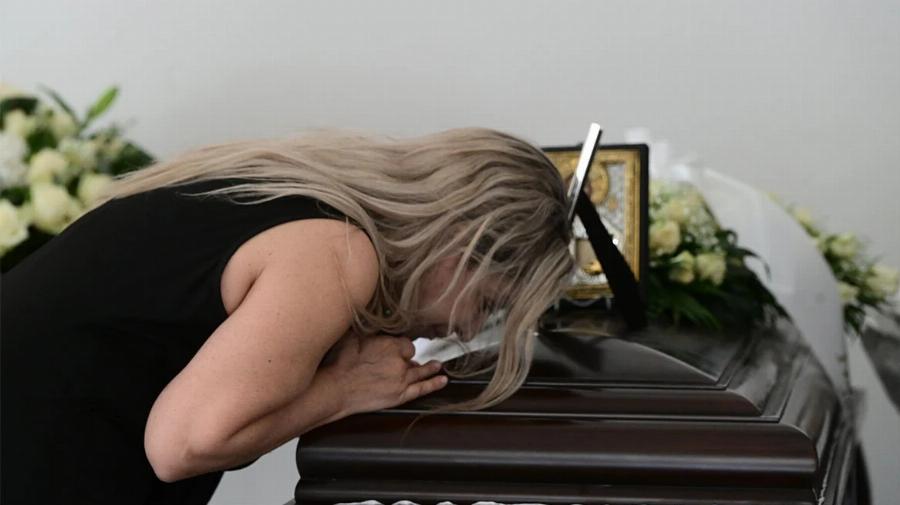 Λαϊκό προσκύνημα η σορός του Πλέσσα – Το στεφάνι της κόρης του που ξεχώρισε