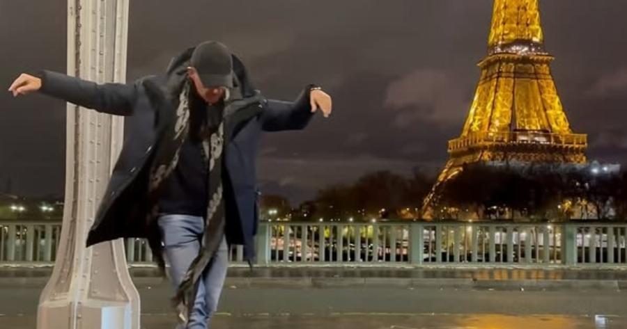 Νίκος Αλιάγας: Χορεύει με φόντο τον Πύργο του Άιφελ παραδοσιακό χορό από τα Σταμνά Αιτωλοακαρνανίας