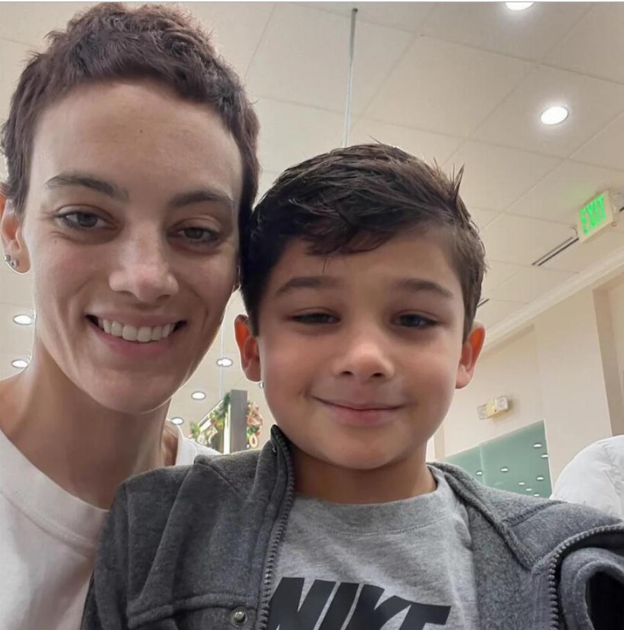 «Σε λίγο θα χορεύω με τον Θεό»: Συγκλονίζει η μάχη 31χρονης τραγουδίστριας με τον καρκίνο – Η «θυσία» για τον 7χρονο γιο της