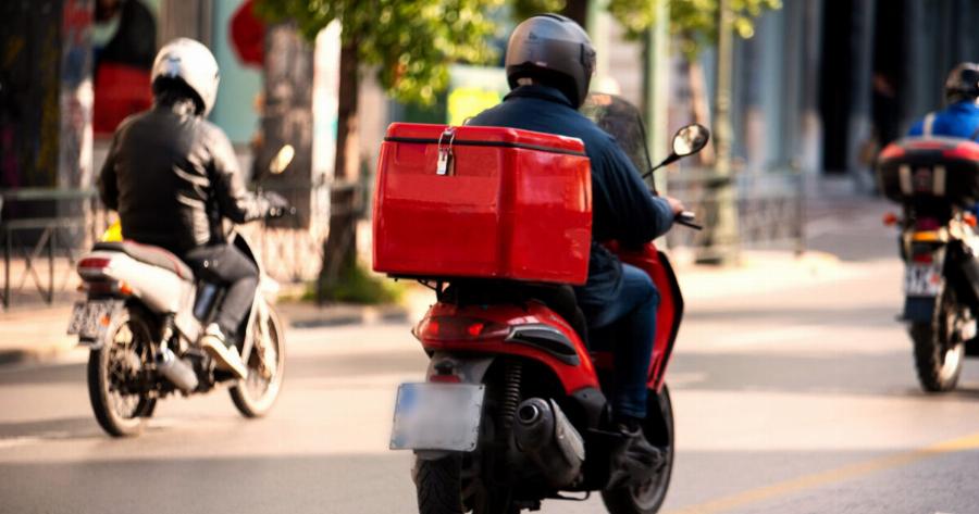 Δουλεύει ντελιβεράς σε πιτσαρία: Οικονομική καταστροφή για πασίγνωστο πρωταγωνιστή της ελληνικής τηλεόρασης, κάνει 3 δουλειές για να ζήσει