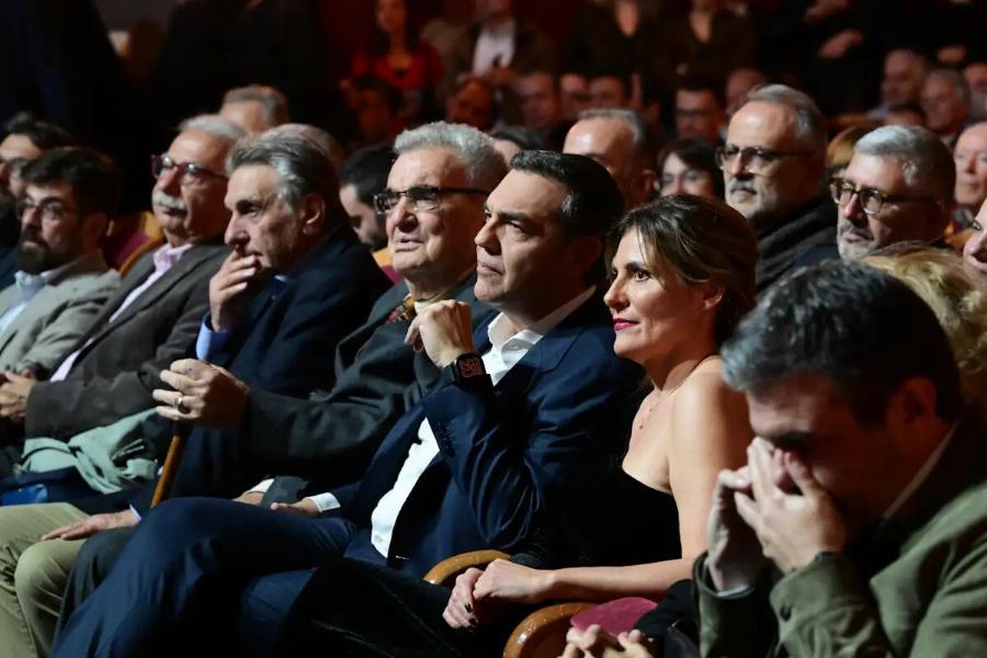 Όλοι κοιτούσαν εκείνη και όχι τον Τσίπρα: ΓΙΑΤΙ τράβηξε όλα τα βλέμματα η Μπέττυ Μπαζιάνα στο Παλλάς