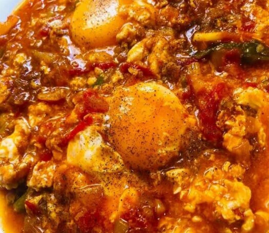 Αυγά με ντομάτα που θέλουν μόνο ψωμί για βούτες