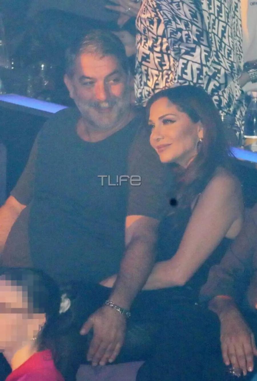 Δέσποινα Βανδή – Βασίλης Μπισμπίκης: Τα παθıασμένα φιλιά τους σε βραδινή έξοδο