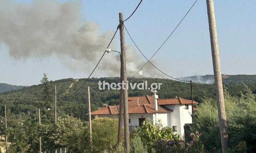 MΕΓΑΛΗ ΦΩΤΙΑ ΤΩΡΑ ΣΕ ΠΑΝΕΜΟΡΦΟ ΝΗΣΙ ΤΗΣ ΧΩΡΑ ΜΑΣ – ΚΑΙΓΕΤΑΙ ΠΑPΘΕΝΟ ΔΑΣΟΣ