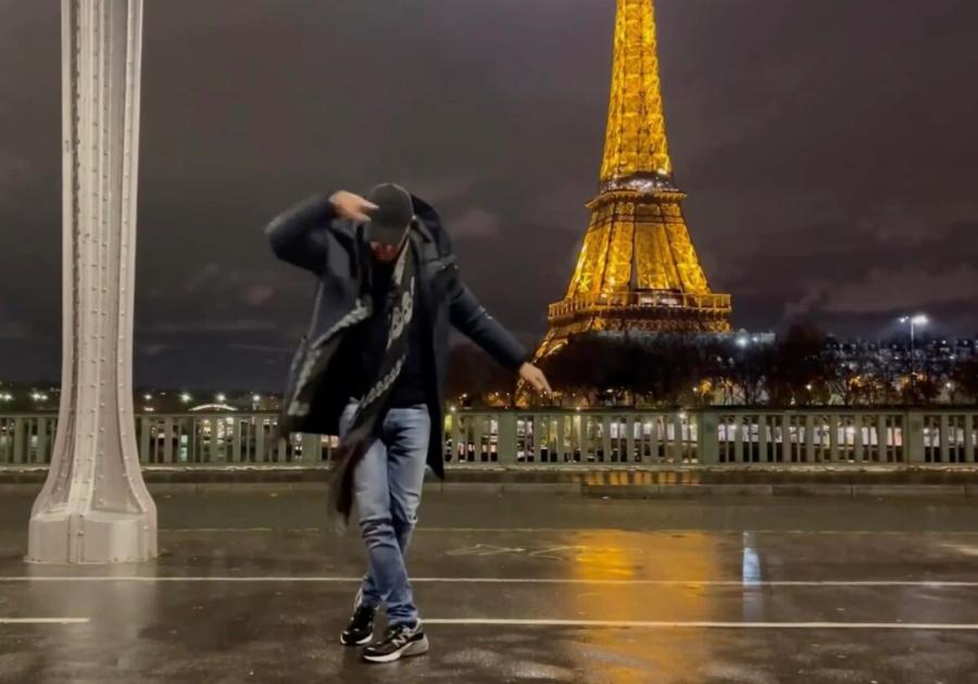 Νίκος Αλιάγας: Χορεύει με φόντο τον Πύργο του Άιφελ παραδοσιακό χορό από τα Σταμνά Αιτωλοακαρνανίας