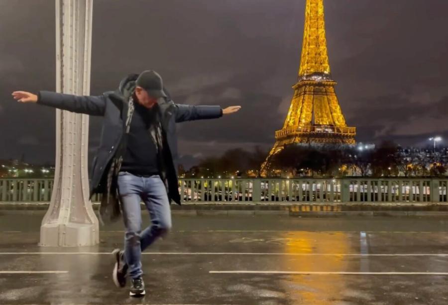 Νίκος Αλιάγας: Χορεύει με φόντο τον Πύργο του Άιφελ παραδοσιακό χορό από τα Σταμνά Αιτωλοακαρνανίας