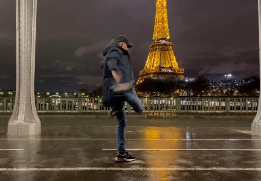 Νίκος Αλιάγας: Χορεύει με φόντο τον Πύργο του Άιφελ παραδοσιακό χορό από τα Σταμνά Αιτωλοακαρνανίας