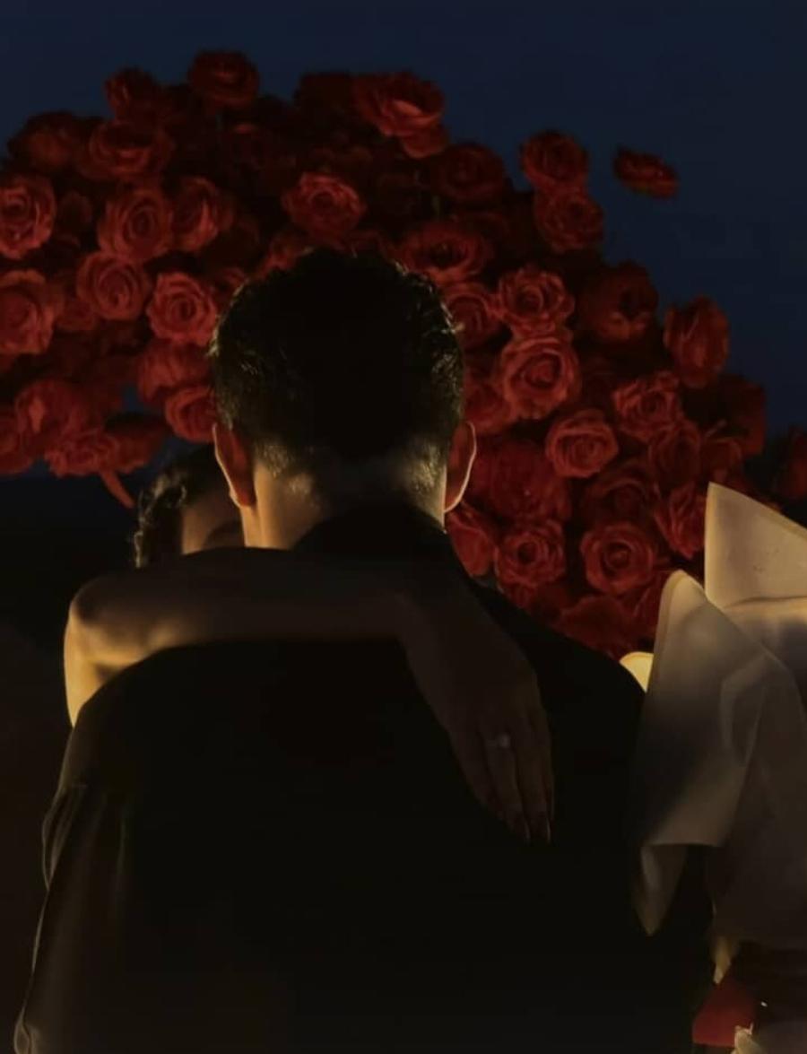 Σάκης Κατσούλης: Έκανε πρόταση γάμου στη Μαριαλένα Ρουμελιώτη σε ένα παραμυθένιο σκηνικό – Το εντυπωσιακό μονόπετρο