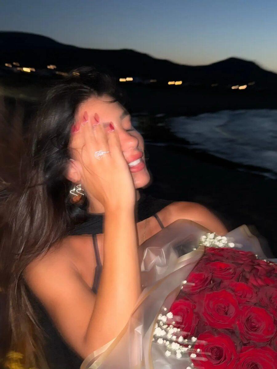 Σάκης Κατσούλης: Έκανε πρόταση γάμου στη Μαριαλένα Ρουμελιώτη σε ένα παραμυθένιο σκηνικό – Το εντυπωσιακό μονόπετρο