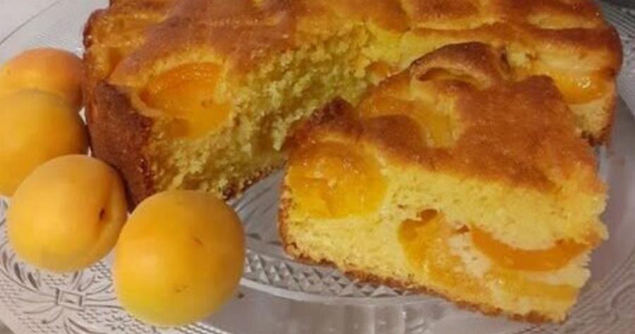 Το πιο αφράτο κέικ με βερίκοκα που θα φτιάξετε φέτος – Μοσχοβολά λεμόνι και βούτυρο