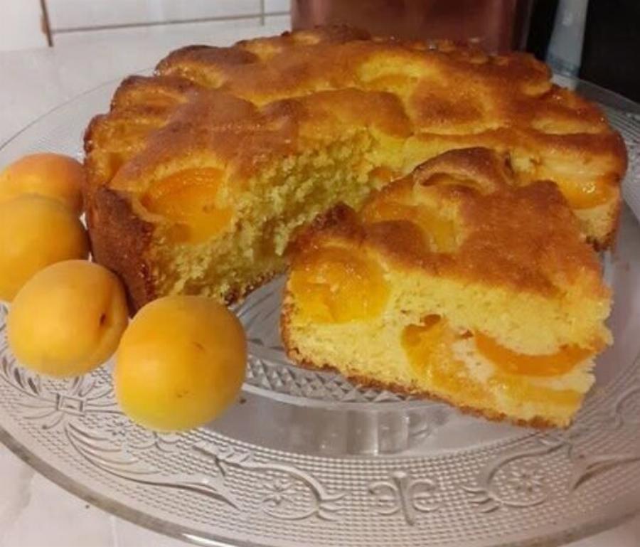 Το πιο αφράτο κέικ με βερίκοκα που θα φτιάξετε φέτος – Μοσχοβολά λεμόνι και βούτυρο