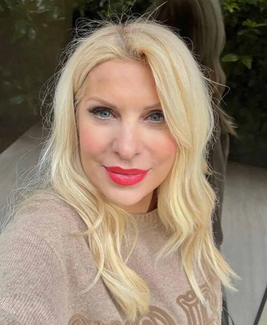 Ελένη Μενεγάκη: Η εμφάνισή της με το #1 κραγιόν για την άνοιξη – Το μακιγιάζ που πρέπει να αντιγράψεις