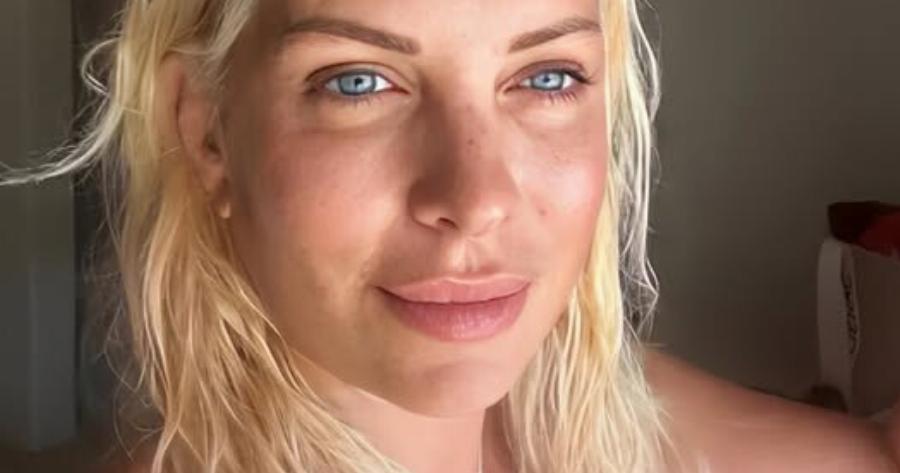 Ελένη Μενεγάκη: Η εμφάνισή της με το #1 κραγιόν για την άνοιξη – Το μακιγιάζ που πρέπει να αντιγράψεις