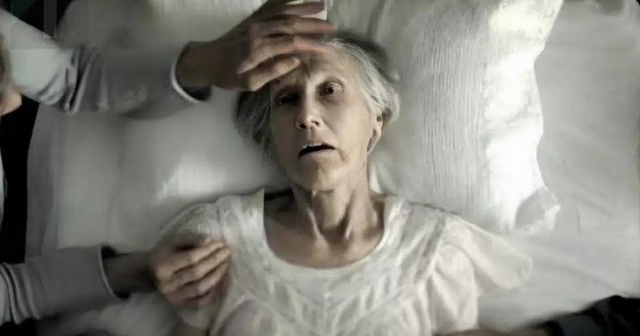 Νοσοκόμα σε μονάδα ετοιμοθάνατων αποκαλύπτει τα 5 μεγαλύτερα πράγματα που μετανιώνουν οι άνθρωποι λίγο πριν πεθάνουν