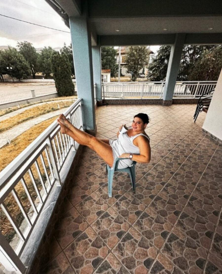 Η Δανάη Μπάρκα πήγε στο πιο όμορφο μέρος και πόζαρε χαλαρή δείχνοντας τα καλλίγραμμα πόδια της