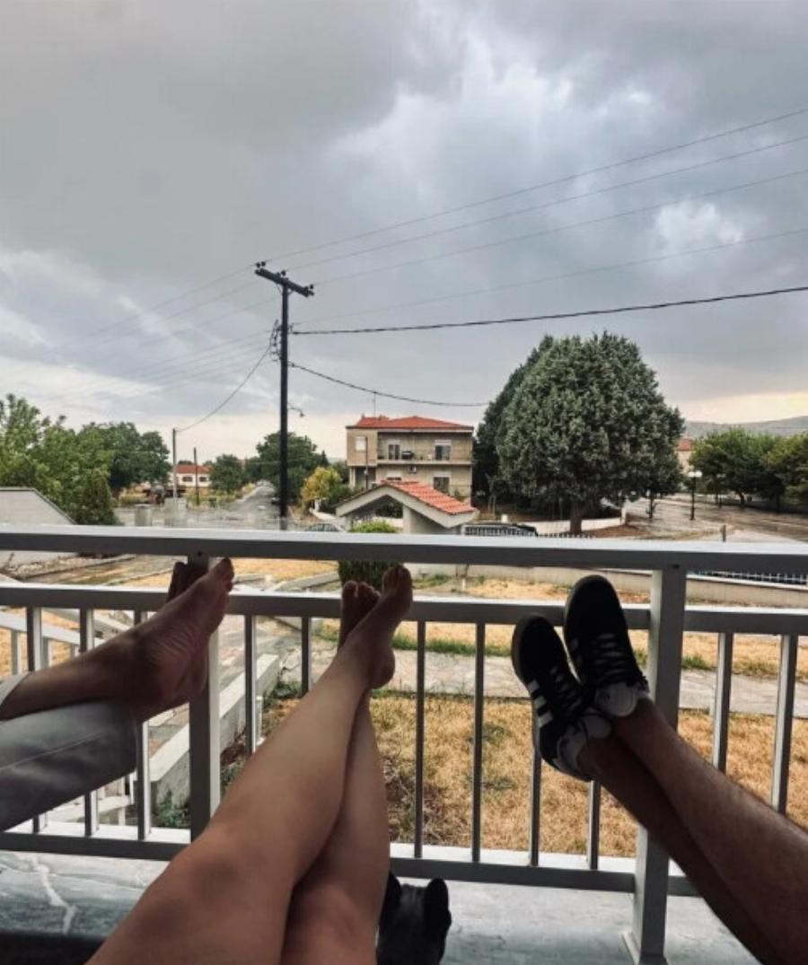 Η Δανάη Μπάρκα πήγε στο πιο όμορφο μέρος και πόζαρε χαλαρή δείχνοντας τα καλλίγραμμα πόδια της