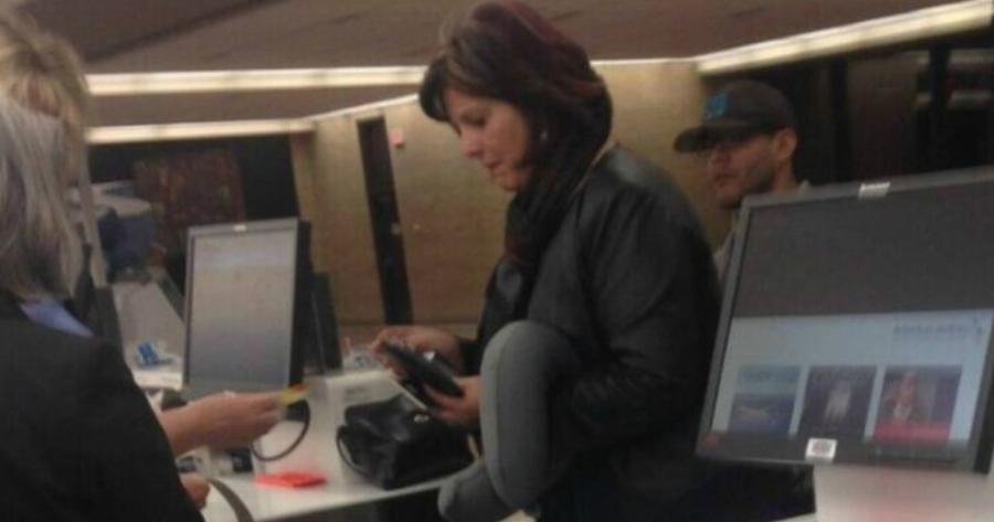 Η φωτογραφία αυτής της γυναίκας στα εισιτήρια του αεροδρομίου, σαρώνει στο διαδίκτυο. Ο λόγος; Προσέξτε την λίγο καλύτερα…