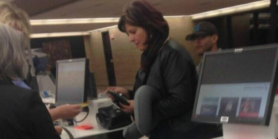 Η φωτογραφία αυτής της γυναίκας στα εισιτήρια του αεροδρομίου, σαρώνει στο διαδίκτυο. Ο λόγος; Προσέξτε την λίγο καλύτερα…