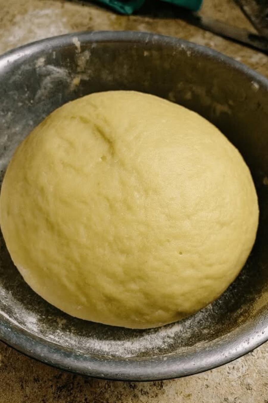 Ζύμη με γιαούρτι: Εύκολη συνταγή για πίτσα, πεινιρλί και πιτάκια