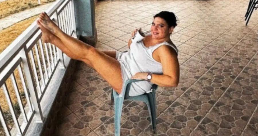 Η Δανάη Μπάρκα πήγε στο πιο όμορφο μέρος και πόζαρε χαλαρή δείχνοντας τα καλλίγραμμα πόδια της