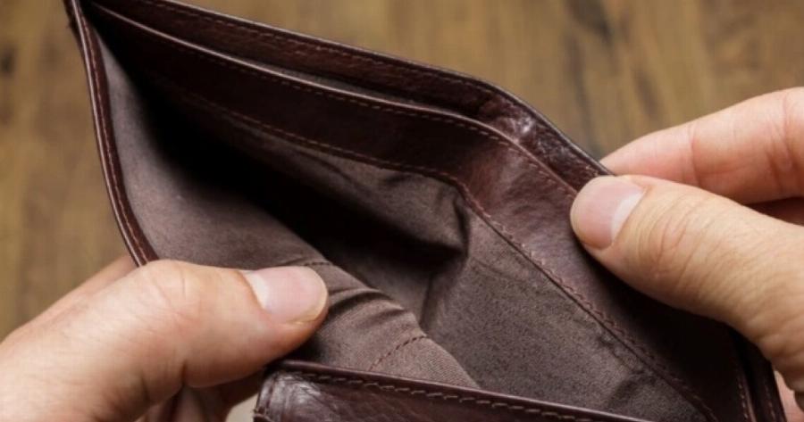 Υφυπουργός κυβέρνησης: «Οι Έλληνες να πάνε διακοπές στο χωριό αντί για τα νησιά, όλες οι χώρες έχουν φτωχούς»