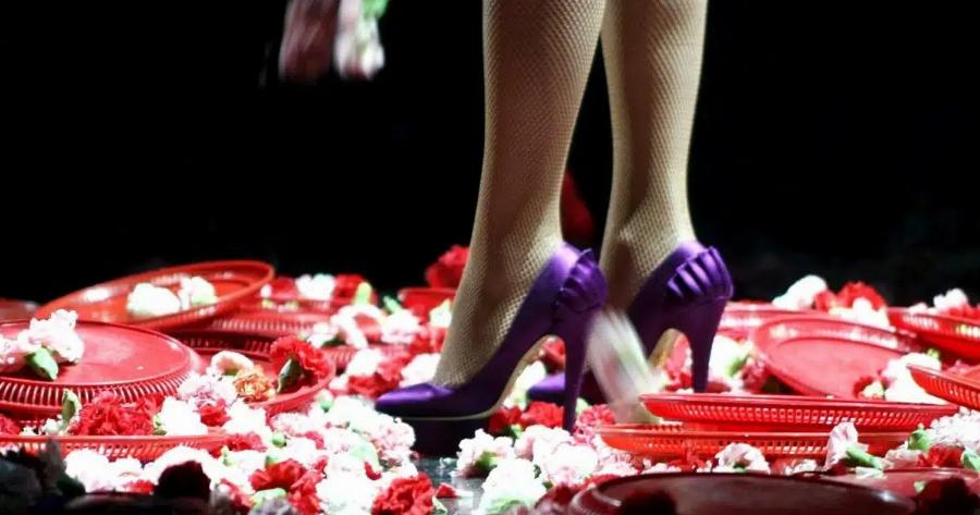 Πασίγνωστη τραγουδίστρια τις «έφαγε» μέσα στο καμαρίνι από τη γυναίκα του συντρόφου της