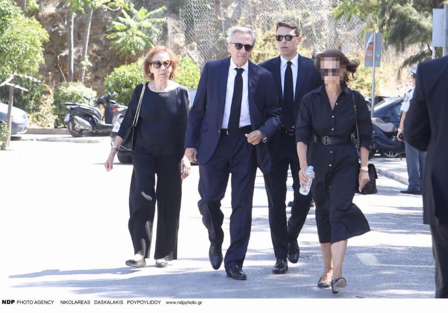 Κηδεία Λένας Σαμαρά: Σπαραγμός στον τελευταίο αποχαιρετισμό – Η στιγμή που φτάνουν οι πρώτοι συγγενείς