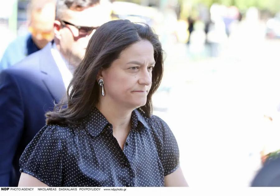 Κηδεία Λένας Σαμαρά: Σπαραγμός στον τελευταίο αποχαιρετισμό – Η στιγμή που φτάνουν οι πρώτοι συγγενείς