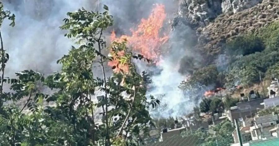 Νέα μεγάλη φωτιά τώρα διπλά από σπίτια – Απομακρύνονται οι κάτοικοι