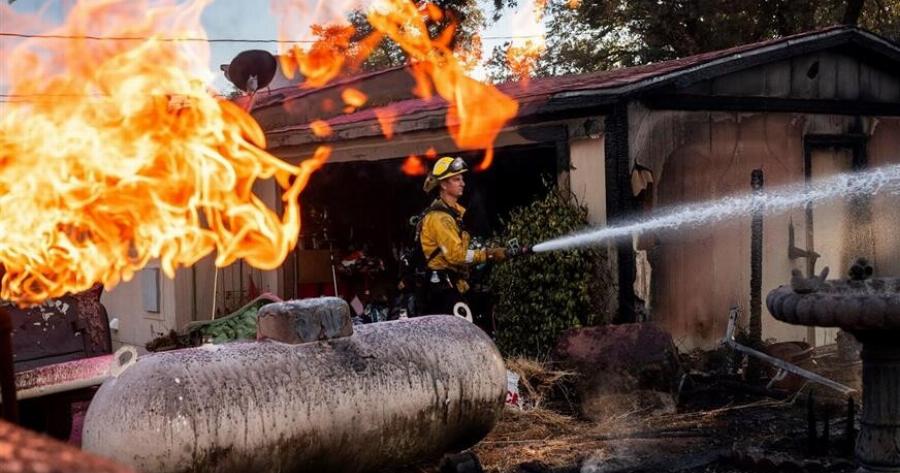 Μεγάλη πυρκαγιά καταστρέφει σπίτια, περιουσίες και καλλιέργειες – Έχει εξαπλωθεί σε πάνω από 40.000 στρέμματα