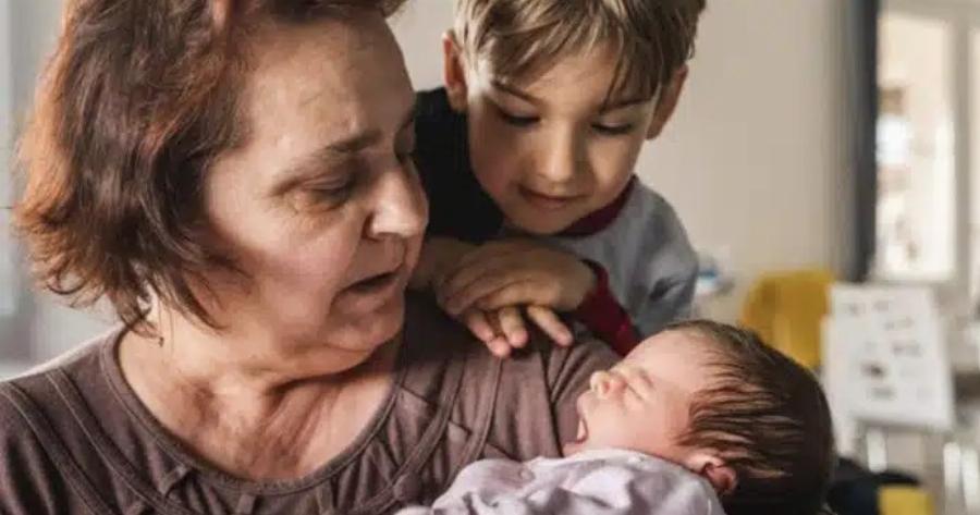 Οι γιαγιάδες δεν είναι νταντάδες: 4 πράγματα που ΔΕΝ πρέπει να τους ζητάμε