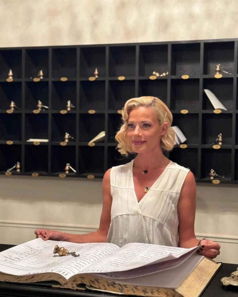 Ζέτα Μακρυπούλια: Στα γυρίσματα της σειράς «Grand Hotel»