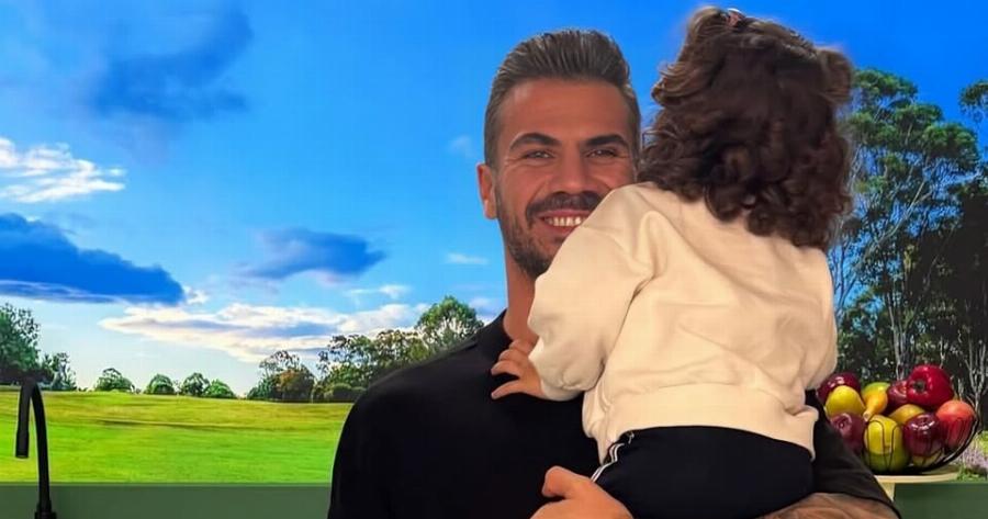 Άκης Πετρετζίκης: Αγκαλιά με τη 2,5 ετών κόρη του στα γυρίσματα της εκπομπής του